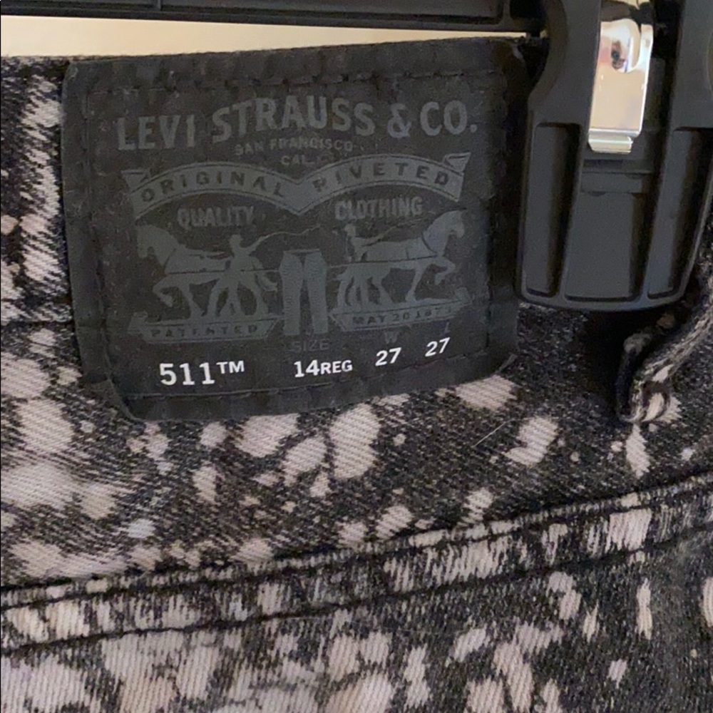 Distressed Levi’s shorts - Picture 3 of 5